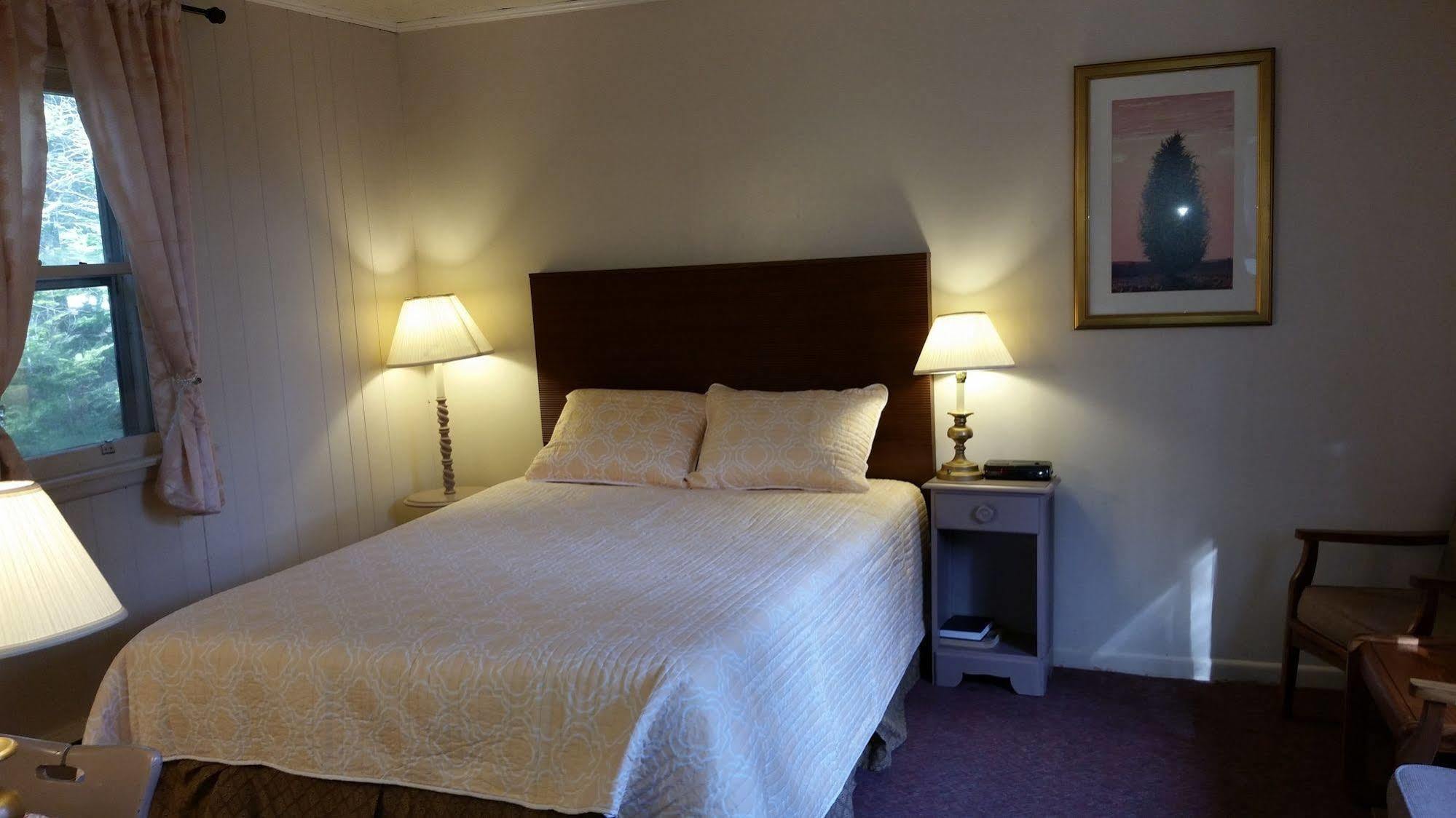 Pinecone Motel Sussex Ngoại thất bức ảnh