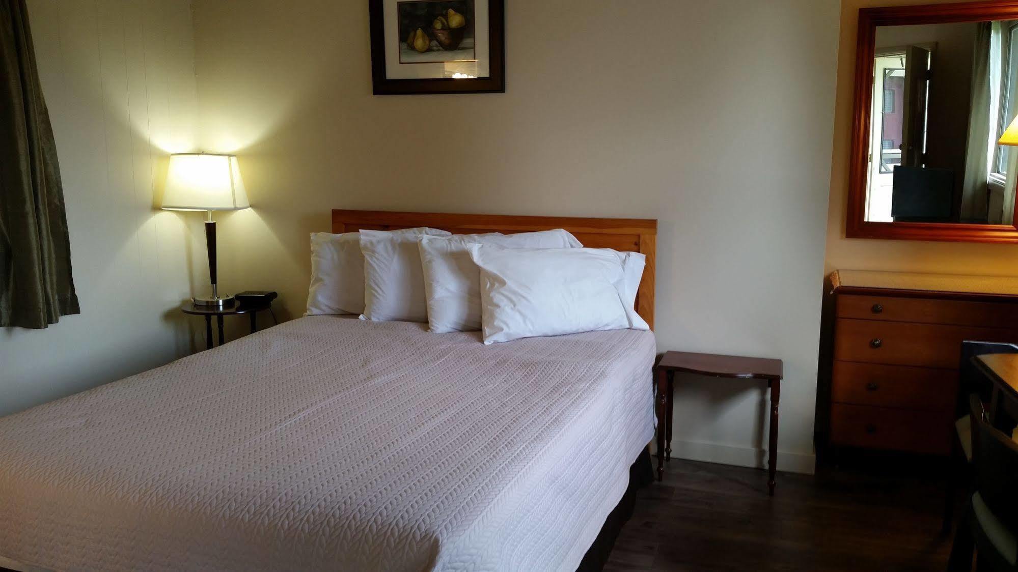 Pinecone Motel Sussex Ngoại thất bức ảnh