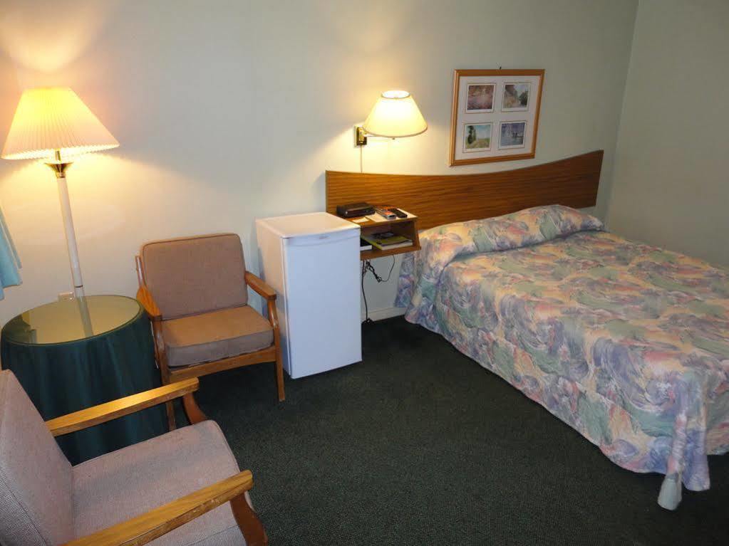 Pinecone Motel Sussex Ngoại thất bức ảnh