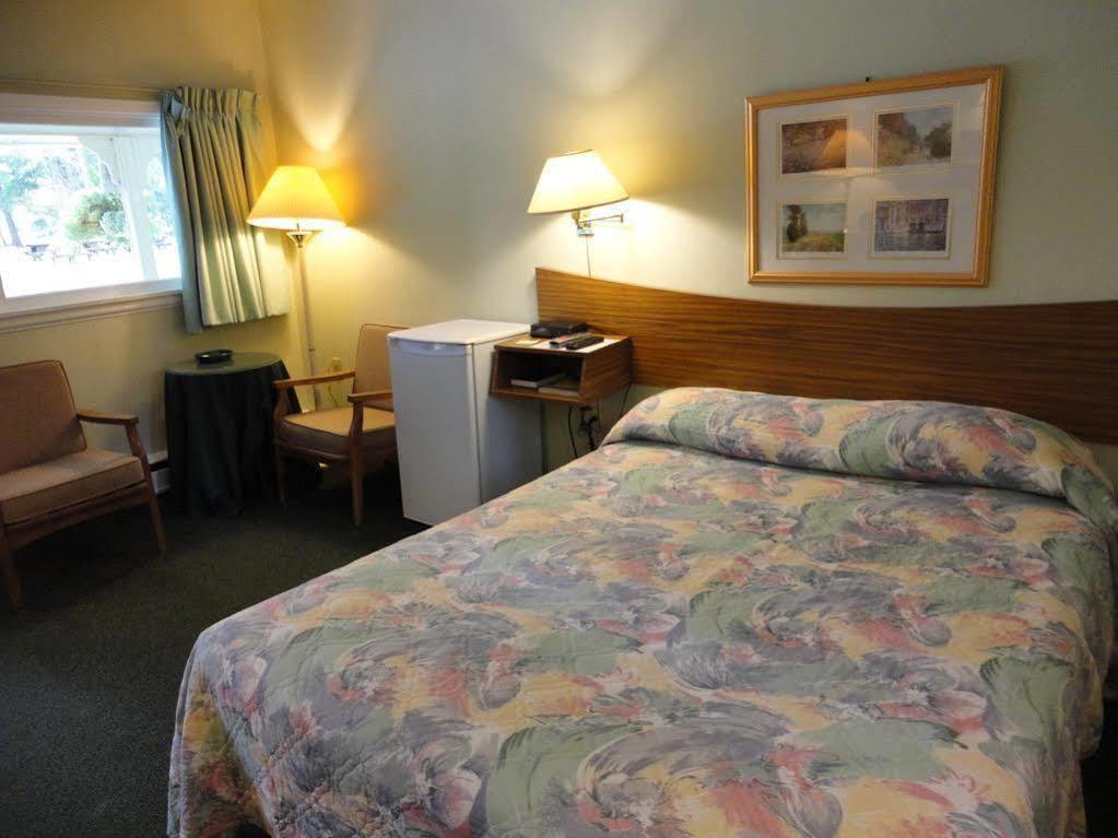 Pinecone Motel Sussex Ngoại thất bức ảnh